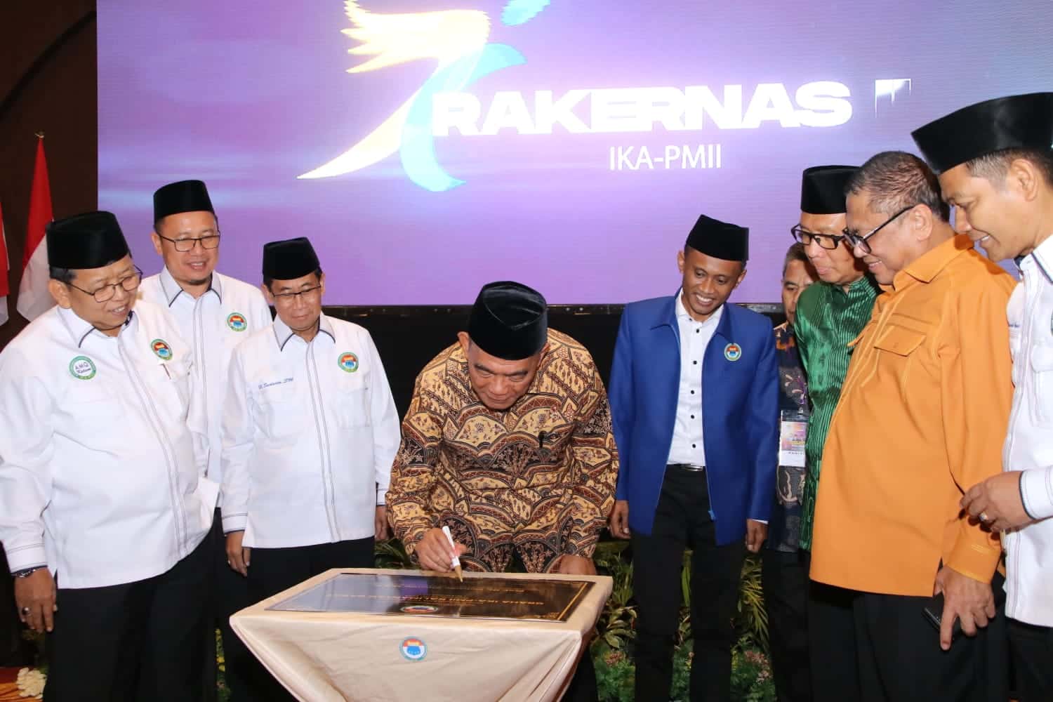 Menko PMK, Muhadjir Effendy didampingi Gubernur Kalbar, Sutarmidji dan sejumlah tokoh menandatangani prasasti pembangunan Prasasti Graha IKA-PMII Kalimantan Barat dalam acara Rakernas II IKA-PMII. (Foto: Biro Adpim For KalbarOnline.com).