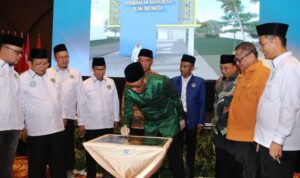Gubernur Kalbar, Sutarmidji disaksikan sejumlah tokoh menandatangani prasasti pembangunan Prasasti Graha IKA PMII Kalimantan Barat dalam acara Rakernas II IKA PMII. (Foto: Biro Adpim For KalbarOnline.com)