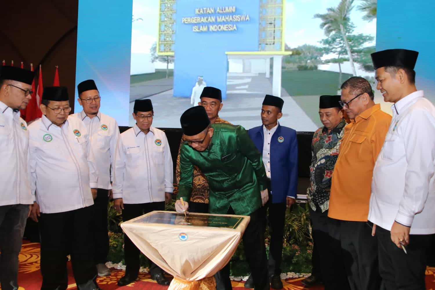 Gubernur Kalbar, Sutarmidji disaksikan sejumlah tokoh menandatangani prasasti pembangunan Prasasti Graha IKA PMII Kalimantan Barat dalam acara Rakernas II IKA PMII. (Foto: Biro Adpim For KalbarOnline.com)