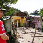 Bupati Kapuas Hulu, Fransiskus Diaan meninjau secara langsung lokasi bencana di Kecamatan Bunut Hulu, Jumat (26/05/2023). (Foto: Ishaq)