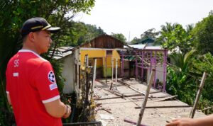 Bupati Kapuas Hulu, Fransiskus Diaan meninjau secara langsung lokasi bencana di Kecamatan Bunut Hulu, Jumat (26/05/2023). (Foto: Ishaq)