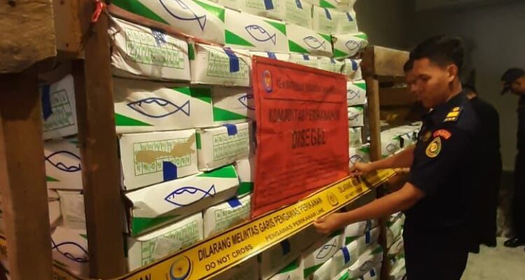 Aktivitas penyegelan ikan impor beku jenis salem di Kalimantan Barat oleh petugas. (Foto: Humas Ditjen PSDKP)