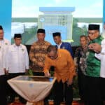 Tokoh nasional asal Kalbar, Oesman Sapta Odang menandatangani prasasti pembangunan Prasasti Graha IKA PMII Kalimantan Barat dalam acara Rakernas II IKA-PMII. (Foto: Biro Adpim For KalbarOnline.com)