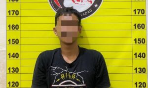 Pelaku berinisial RZ (20 tahun), ia diamankan petugas di Taman Lawang Kuari Sekadau, pada Jumat (26/05/2023) malam. (Foto: Jauhari)