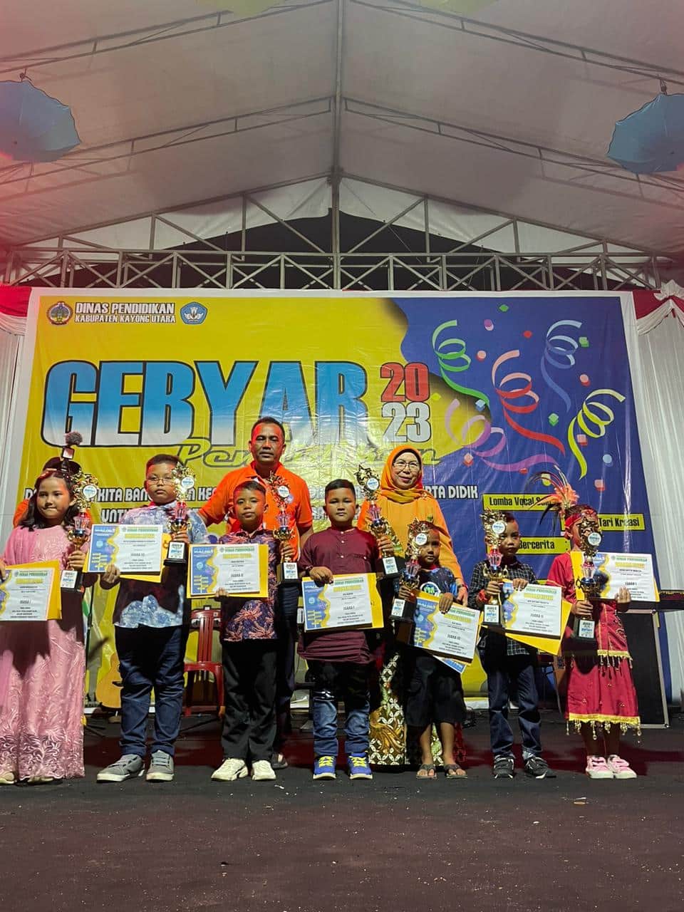 Sekda Kayong Utara, Hilaria Yusnani foto bersama para pemenang lomba pada penutupan Gebyar Pendidikan Tahun 2023, di Kecamatan Sukadana, KKU, Jumat (26/05/2023). (Foto: Prokopim)