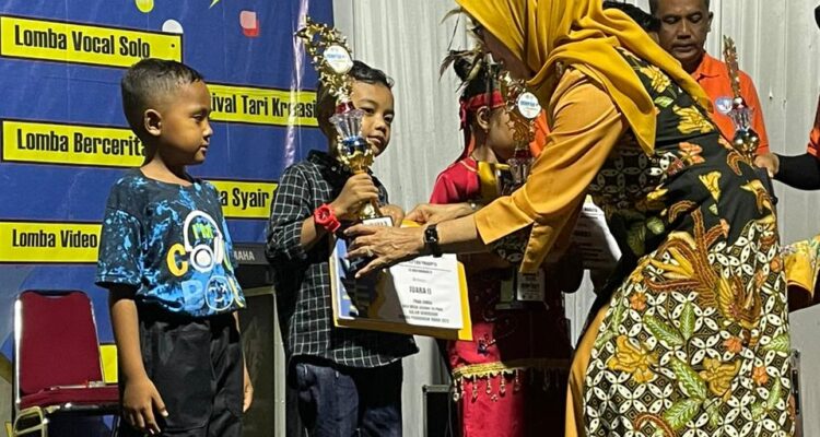 Sekda Kayong Utara, Hilaria Yusnani memberikan hadiah kepada pemenang lomba pada Gebyar Pendidikan Tahun 2023, di Kecamatan Sukadana, KKU, Jumat (26/05/2023). (Foto: Prokopim)