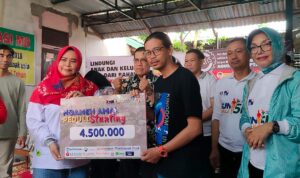 Mirza, inisiator Ngamal Peduli Stunting menyerahkan donasi yang berhasil digalang kepada Kader Posyandu Melati Kelurahan Tanjung Hulu. (Foto: Indri)