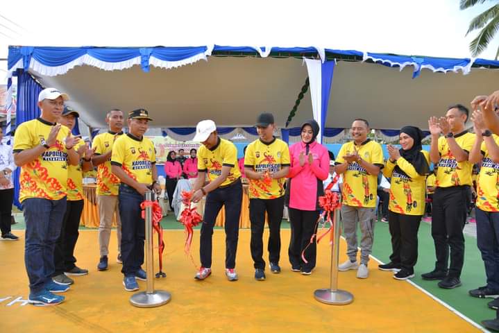 Bupati Ketapang, Martin Rantan membuka kejuaraan bola voli Kapolres Cup tahun 2023, Sabtu (27/05/2023) sore. (Foto: Adi LC)