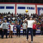 Bupati Kapuas Hulu, Fransiskus Diaan melakukan servis pertama sebagai tanda dimulainya open turnamen bola voli di Gedung Volly Indoor Putussibau, Minggu (28/05/2023). (Foto: Ishaq)
