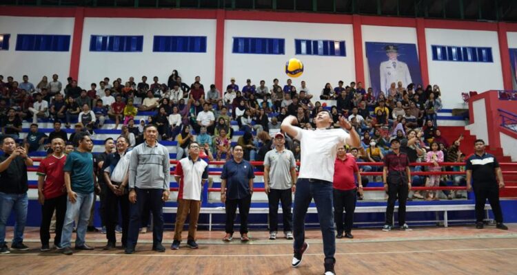 Bupati Kapuas Hulu, Fransiskus Diaan melakukan servis pertama sebagai tanda dimulainya open turnamen bola voli di Gedung Volly Indoor Putussibau, Minggu (28/05/2023). (Foto: Ishaq)