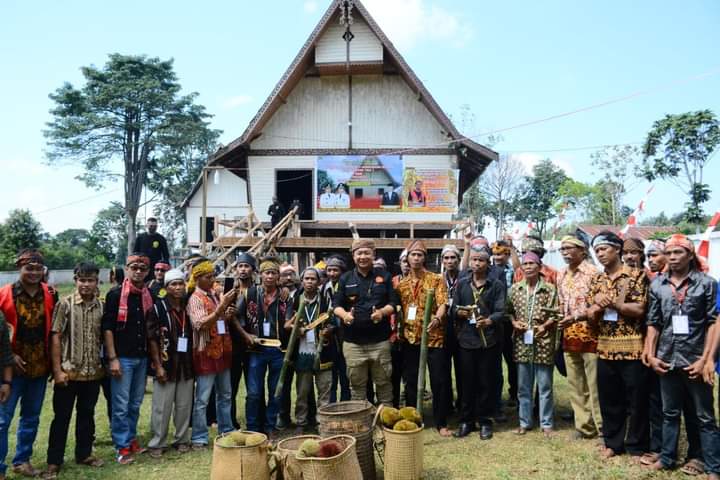 Sekda Ketapang, Alexander Wilyo foto bersama di sela-sela menghadiri acara penutupan Musyawarah Adat (Musdat) 1 Kengkubang 3, Sabtu (13/05/2023), di Desa Jelayan, Kecamatan Tumbang Titi. (Foto: Adi LC)