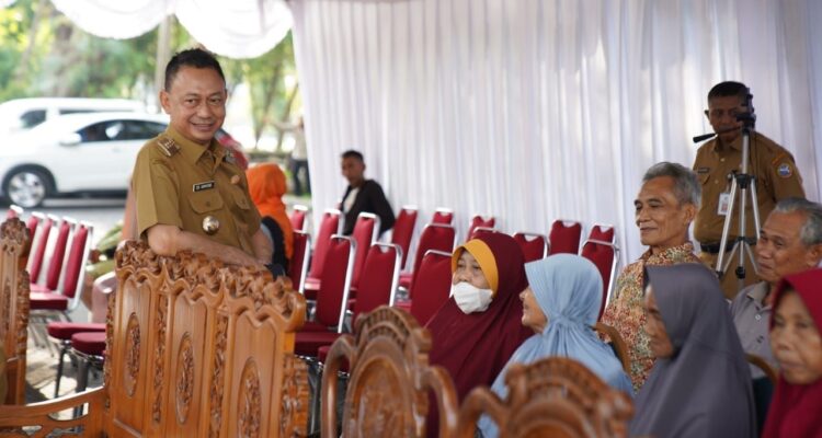 Wali Kota Pontianak, Edi Rusdi Kamtono saat berbincang bersama para lansia. (Foto: Indri)