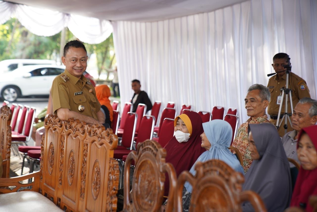 Wali Kota Pontianak, Edi Rusdi Kamtono saat berbincang bersama para lansia. (Foto: Indri)