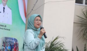 Siti Saleha (69 tahun) menceritakan kiprahnya sebagai kader posyandu yang masih digeluti hingga kini. (Foto: Indri)