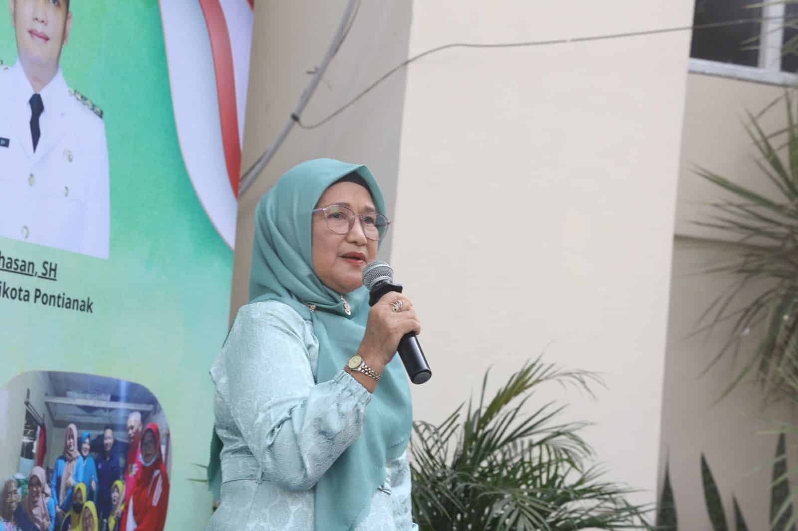 Siti Saleha (69 tahun) menceritakan kiprahnya sebagai kader posyandu yang masih digeluti hingga kini. (Foto: Indri)