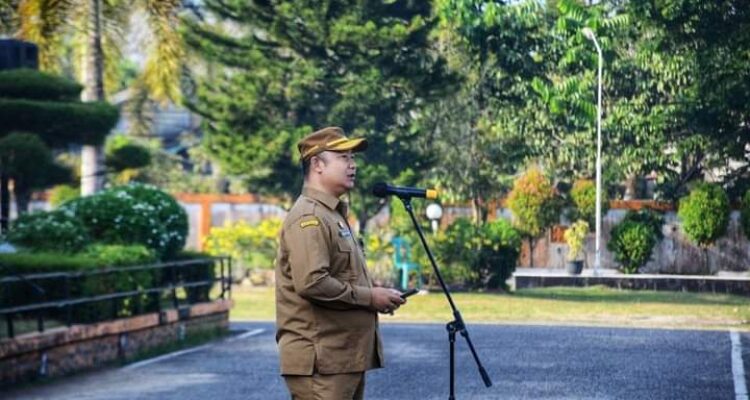 Sekretaris Daerah (Sekda) Kabupaten Ketapang, Alexander Wilyo memimpin apel rutin Senin pagi di lingkungan Sekretariat Daerah Kabupaten Ketapang. (Foto: Adi LC)