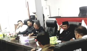 Rapat besama mitra kerja di ruang rapat DPRD KKU, Senin, (29/05/2023). (Foto: Santo)