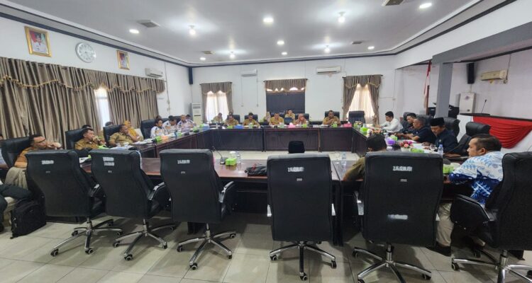 Rapat kerja lintas komisi bersama mitra pemerintah di ruang rapat DPRD KKU, Senin, (29/05/2023). (Foto: Santo)