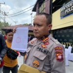 Kabid Humas Polda Kalimantan Barat, Kombes Pol Raden Petit Wijaya menunjukkan bukti dokumentasi pendampingan kasus oleh pihak keluarga dan pengacara terhadap kasus Mic (14 tahun). (Foto: Indri)