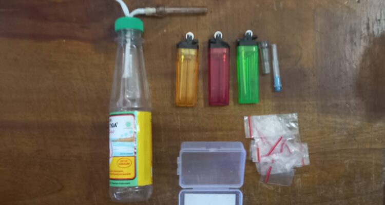 Barang bukti terkait narkoba jenis sabu yang diamankan Tim Resnarkoba Polres Ketapang di Pendopo Bupati Ketapang. (Foto: Adi LC)