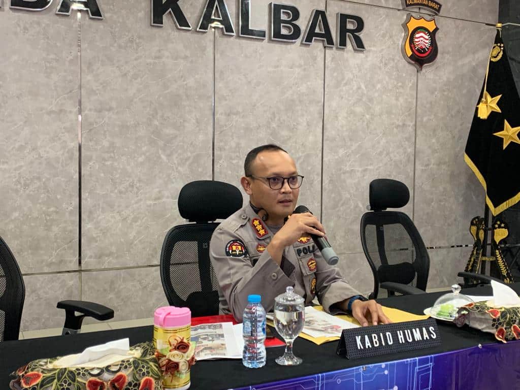 Kabid Humas Polda Kalbar, Kombes Pol Raden Petit Wijaya memberikan keterangan saat jumpa pers, Rabu (31/05/2023). (Foto: Indri)
