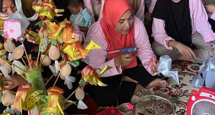 Workshop Pembuatan Bunga Telur di Sungai Kupah, Kecamatan Sungai Kakap, Kabupaten Kubu Raya, Kalimantan Barat, Senin (15/05/2023). (Foto: Jauhari)