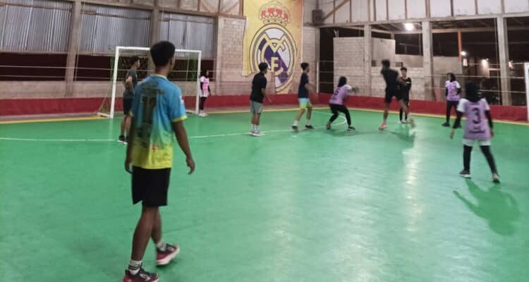 Latihan handball atau bola tangan di Lapangan Ridama, Mempawah, Kabupaten Mempawah, Kalimantan Barat, Senin (22/05/2023). (Foto: Jauhari)