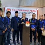 Sekretaris DPW Partai Nasdem Kalimantan Barat, Michael Yan Sriwidodo didampingi jajaran pengurus DPW NasDem Kalbar saat konferensi pers usai pendaftaran Bacaleg di KPU Kalbar