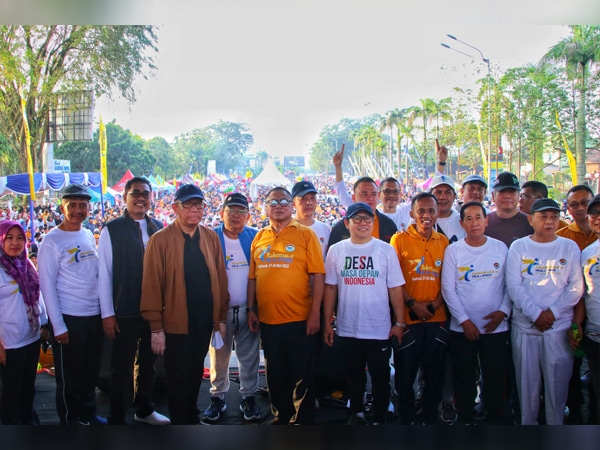 Pengurus IKA-PMII foto bersama Gubernur Kalbar Sutarmidji dan para tokoh nasional, Oesman Sapta Odang, Muhaimin Iskandar dan lainnya saat pembukaan Jalan Sehat Bersama IKA-PMII