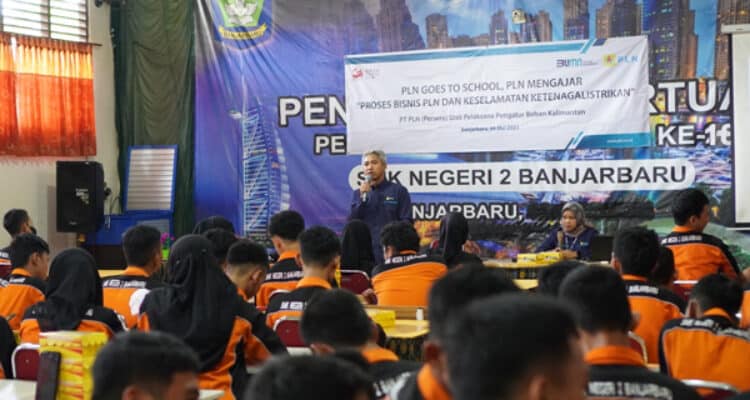 Peringati Hari Pendidikan Nasional, PLN Gelar Program Mengajar di SMK Negeri 2 Banjarbaru