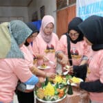 Relawan Mak Ganjar menggelar pelatihan menghias nasi tumpeng yang berkolaborasi dengan Komunitas Muslimahpreneur di Asrama Mahasiswa Ketapang, Pontianak