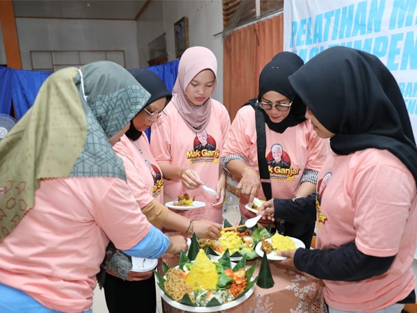 Relawan Mak Ganjar menggelar pelatihan menghias nasi tumpeng yang berkolaborasi dengan Komunitas Muslimahpreneur di Asrama Mahasiswa Ketapang, Pontianak