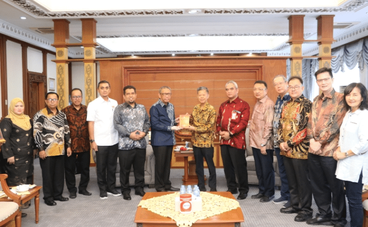 Gubernur Kalimantan Barat, Sutarmidji foto bersama rombongan Acccis, di ruang kerjanya, Jumat (26/5/2023). (Foto: Biro Adpim For KalbarOnline.com)
