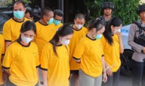 Polres Sintang menggelar jumpa pers penangkapan empat perempuan yang menjadi pengedar pil ekstasi di Sintang, Kalimantan Barat, Jumat (26/05/2023). (Foto: Polres Sintang)