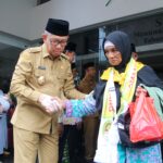 Gubernur Kalbar, Sutarmidji melepas keberangkatan kloter 31 CJH Provinsi Kalbar penerbangan pertama di Hotel Orchardz Perdana Pontianak, Selasa (20/06/2023). (Foto: Biro Adpim For KalbarOnline.com)