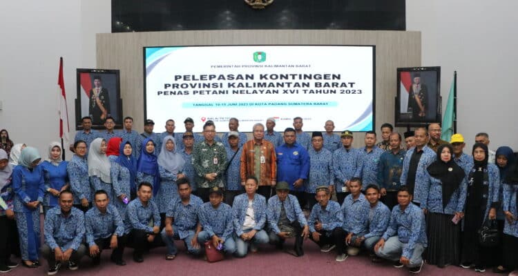 Sekda Kalbar, Harisson melepas keberangkatan 211 peserta kontingen Kalbar ke Penas Petani Nelayan di Sumatera Barat. (Foto: Biro Adpim For KalbarOnline.com)
