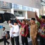 Wagub Kalbar, Ria Norsan melepas keberangkatan kloter 30 CJH Provinsi Kalbar penerbangan kedua di Hotel Orchardz Perdana Pontianak, Senin (19/06/2023). (Foto: Biro Adpim For KalbarOnline.com)