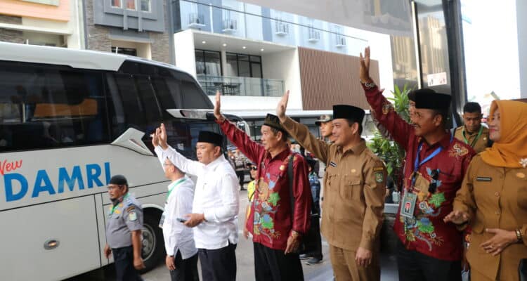 Wagub Kalbar, Ria Norsan melepas keberangkatan kloter 30 CJH Provinsi Kalbar penerbangan kedua di Hotel Orchardz Perdana Pontianak, Senin (19/06/2023). (Foto: Biro Adpim For KalbarOnline.com)