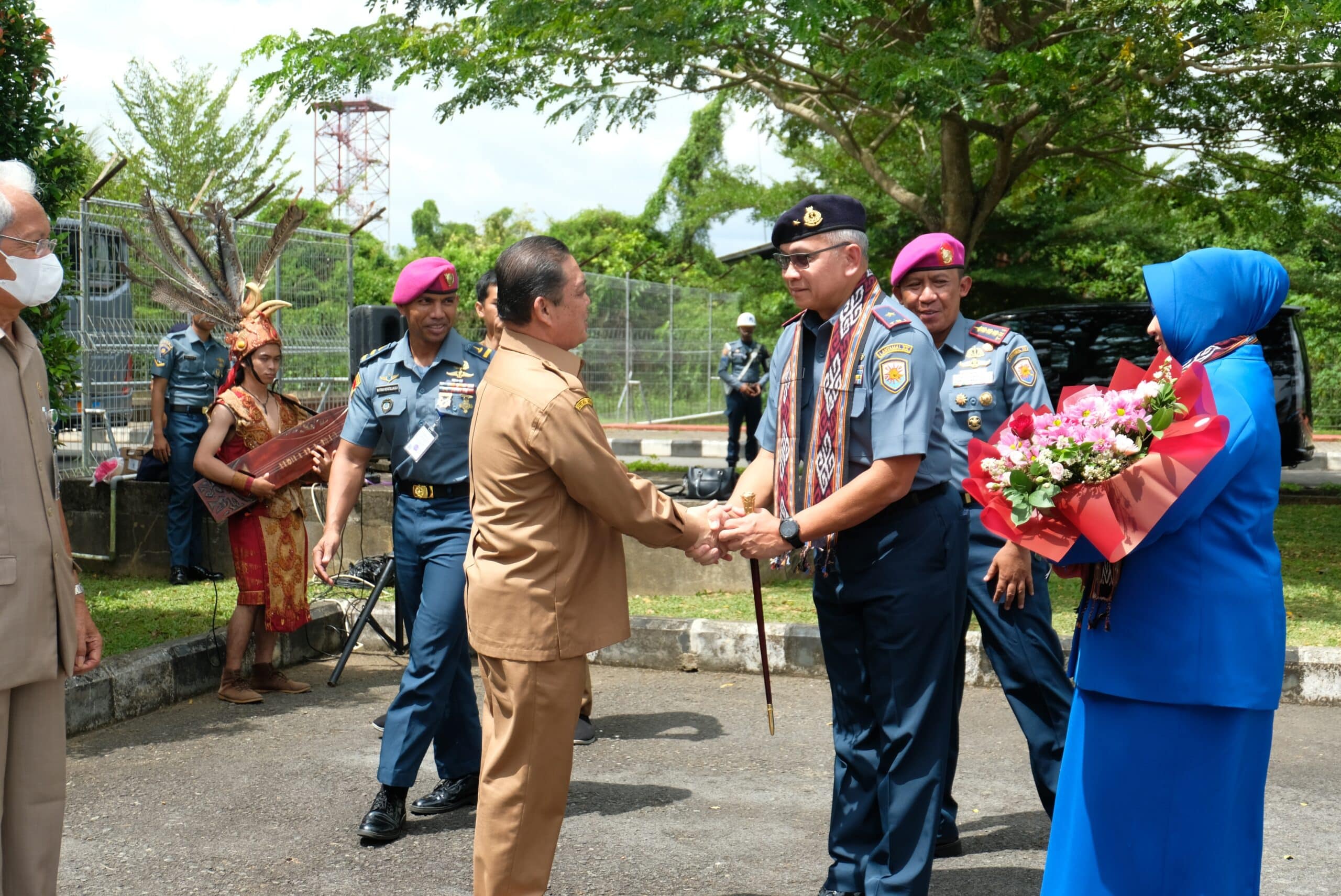 Penyambutan kedatangan Danlantamal XII yang baru, Laksma TNI Agoeng Moh Kancana S, di Bandara Supadio Kubu Raya, Selasa (20/06/2023). (Foto: Biro Adpim For KalbarOnline.com)