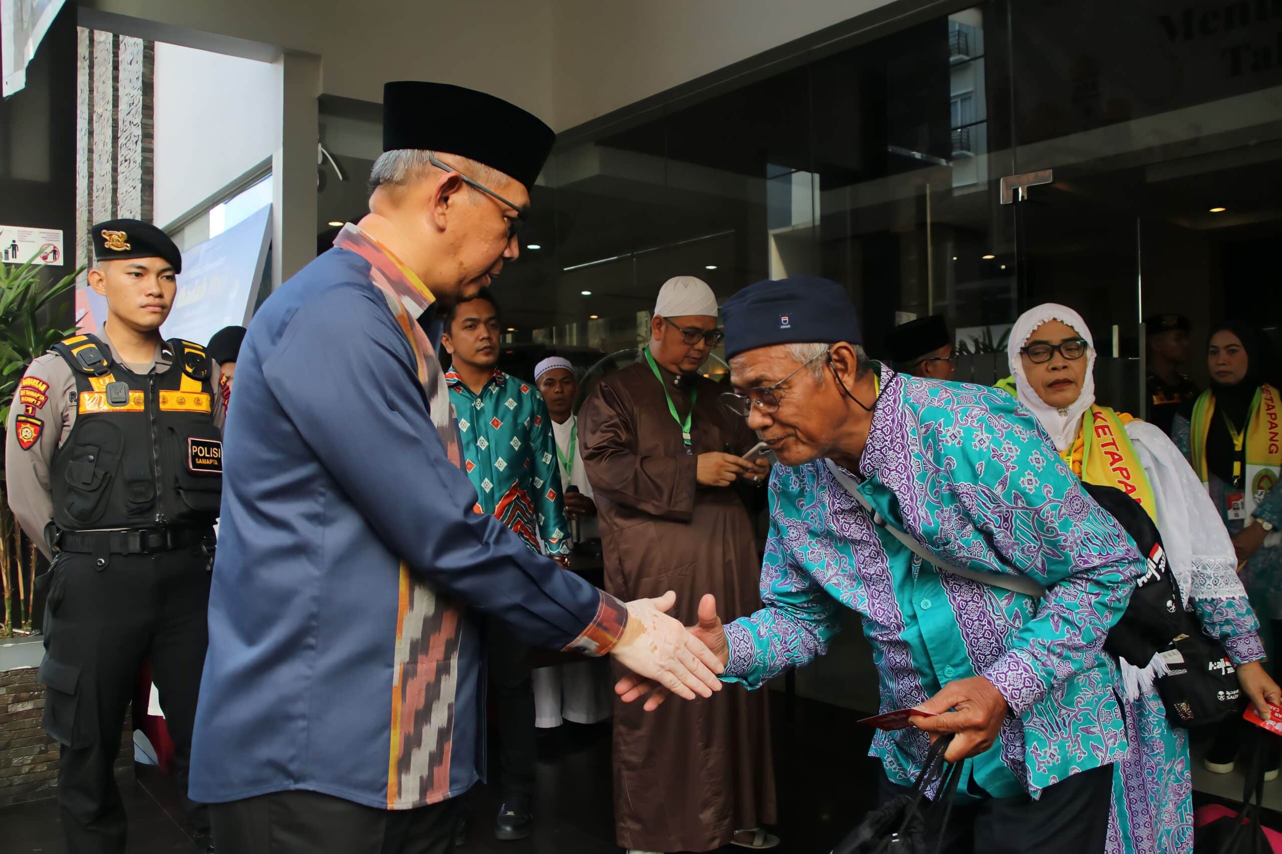 Gubernur Kalbar, Sutarmidji melepas keberangkatan kloter 31 CJH Provinsi Kalbar penerbangan kedua di Hotel Orchardz Perdana Pontianak, Selasa (20/06/2023). (Foto: Biro Adpim For KalbarOnline.com)