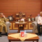Gubernur Kalimantan Barat, Sutarmidji berbincang dengan pejabat baru General Manager PT PLN (Persero) Unit Induk Distribusi Kalimantan Barat, AB Wahyu Jatmiko. (Foto: Biro Adpim For KalbarOnline.com)