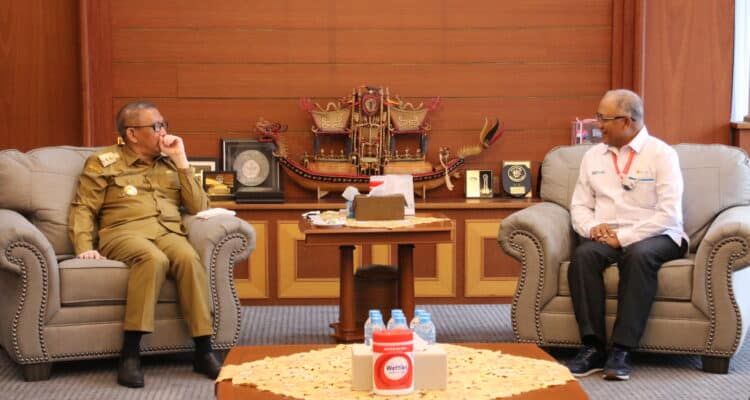 Gubernur Kalimantan Barat, Sutarmidji berbincang dengan pejabat baru General Manager PT PLN (Persero) Unit Induk Distribusi Kalimantan Barat, AB Wahyu Jatmiko. (Foto: Biro Adpim For KalbarOnline.com)