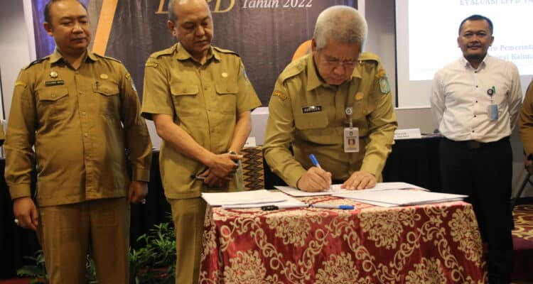 Sekda Kalbar, Harisson menandatangani berita acara hasil Evaluasi Penyelenggaraan Pemerintahan Daerah (EPPD) Kabupaten/Kota se-Kalimantan Barat Tahun 2023, di Hotel Mercure Pontianak, Senin (19/06/2023). (Foto: Biro Adpim For KalbarOnline.com)