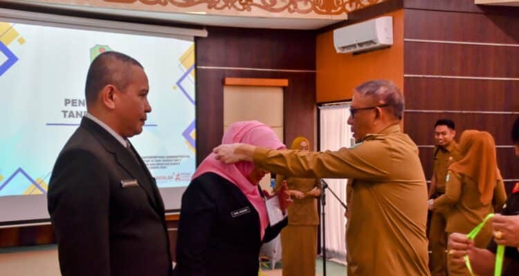 Gubernur Kalimantan Barat, Sutarmidji mengalungkan tanda peserta acara Pelatihan Kepemimpinan Administrator Angkatan IV dan Angkatan V Provinsi Kalimantan Barat, Senin (12/06/2023). (Foto: Biro Adpim For KalbarOnline.com)