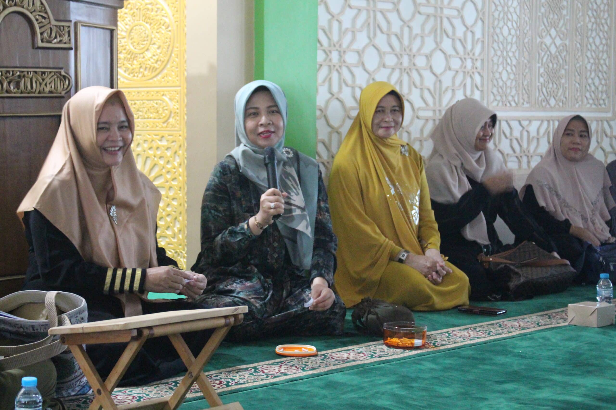 Ketua Dharma Wanita Persatuan (DWP) Provinsi Kalimantan Barat, Windy Prihastari memberikan kata sambutan dalam acara pengajian rutin di Masjid An-Na'im, Kantor Gubernur Kalimantan Barat, Jumat (16/06/2023). (Foto: Biro Adpim For KalbarOnline.com)