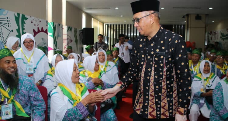 Gubernur Kalimantan Barat, Sutarmidji bersalaman dengan CJH di Hotel Orchardz Perdana Pontianak, Jumat (16/06/2023). (Foto: Biro Adpim For KalbarOnline.com)