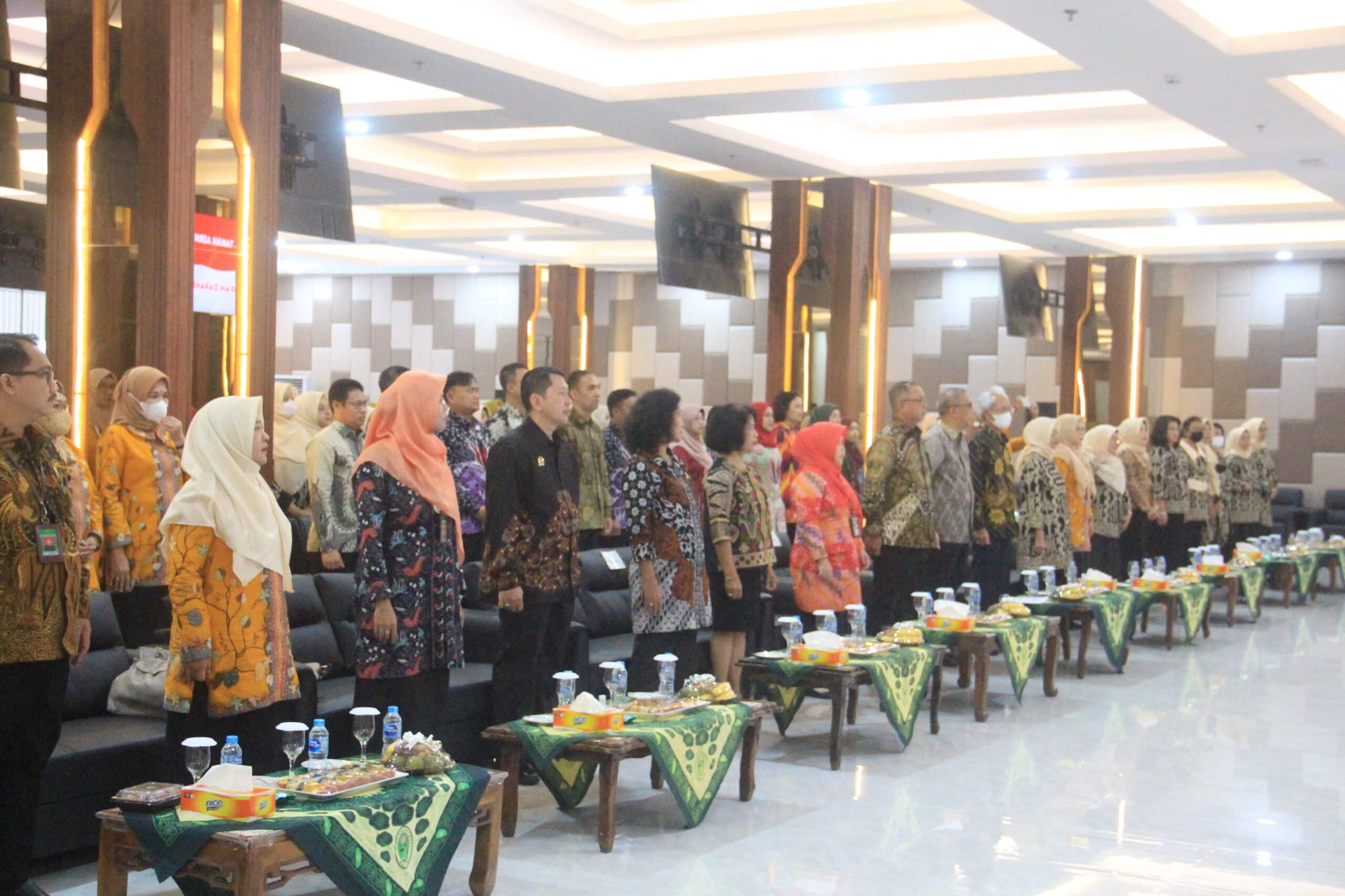 Pertemuan rutin pengurus Dharmayukti Karini se-Provinsi Kalimantan Barat, di Aula Garuda Gedung Pelayanan Satu Atap, Kantor Gubernur Kalbar, Jumat (09/06/2023). (Foto: Biro Adpim For KalbarOnline.com)