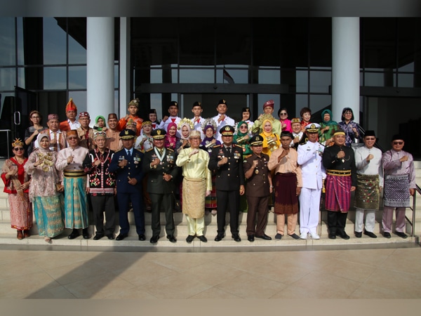 Gubernur Kalbar Sutarmidji bersama Forkopimda Kalbar foto bersama peserta upacara Peringatan Hari Lahir Pancasila di Halaman Kantor Gubernur Kalbar