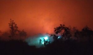 Pemadaman api oleh Polres Kubu Raya dan tim gabungan dilakukan hingga subuh hari. (Foto: Polres Kubu Raya)