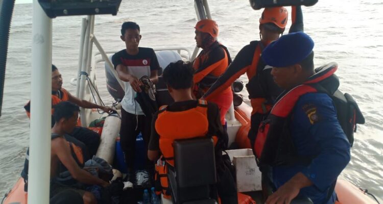 Upaya evakuasi terhadap keempat orang nelayan asal Kecamatan Teluk Pakedai yang sebelumnya dinyatakan hilang kontak, pada Kamis (01/06/23). (Foto: Polres Kubu Raya)
